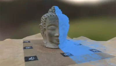 Aperçu d'une tête de statue scannée en photogrammétrie montrant la transition entre la texture réelle et le maillage 3D bleu