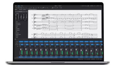 Interface de MuseScore Studio montrant une partition orchestrale et un clavier de piano virtuel pour la composition